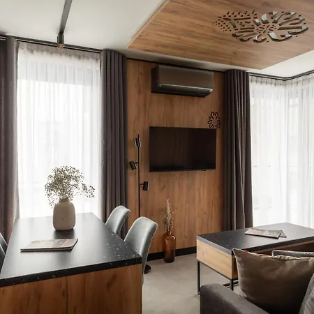 Apartahotel Cyrhla - Sauna, Playroom, Free Parking & Wifi 4*