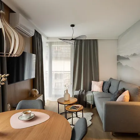 Cyrhla Aparthotel *