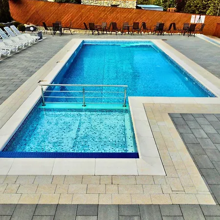 Aparthotel Cyrhla *