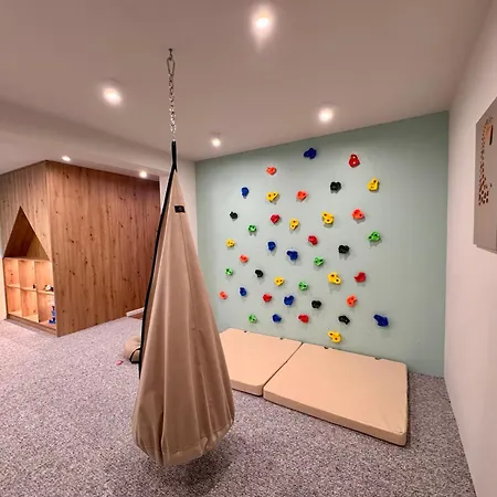 Apart Otel Cyrhla - Sauna, Playroom, Free Parking & Wifi